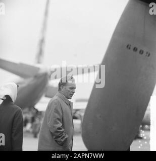 Richard Burton filmando oggi all'aeroporto di Schiphol, scenografia sulla piattaforma [registrazioni film The Spy Who Came from the Cold] Data: 26 aprile 1965 Località: Noord-Holland, Schiphol Parole Chiave: Attori, film, stelle cinematografiche, aeroporti Nome personale: Burton Richard Foto Stock