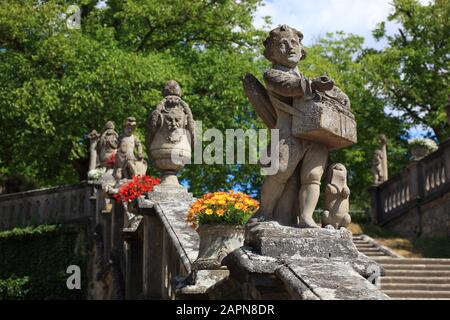 Figure in pietra nel cortile giardino, Würzburger Residence, Würzburg, Wuerzburg, bassa Franconia , Baviera, Germania Foto Stock