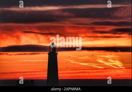 Un cielo colorato prima del sorgere del sole a St Mary's Faro a Whitley Bay sulla costa nord est di oggi. Foto Stock