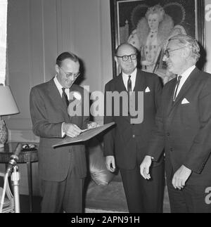 Principe Bernhard maresciallo onorario dell'aria RAF, v.l.n.r. Principe Bernhard, Sir Peter Garran e Lord Shackleton (Ministro della Difesa) Data: 21 dicembre 1964 Parole Chiave: Ministri Nome personale: Bernhard (Prince Netherlands), Garran, Peter, Shackleton, lord Institution Nome: RAF Foto Stock