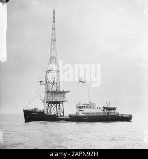 REM-Island occupò, in primo piano il Delftshaven, una barca del pilotaggio Data: 17 dicembre 1964 Parole Chiave: PLOODSING, occupazione, barche Nome istituzione: REM-Island Foto Stock