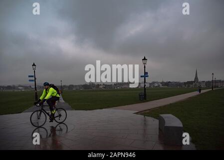 Londra, Regno Unito. 24th Gen 2020. Bassa nube e pioggia a Blackheath South-East London. Credit: Claire doherty/Alamy Live News Foto Stock