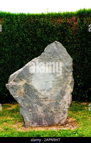 Pietra del bicentenario degli Stati Uniti nel castello Chavaniac Lafayette, villaggio nativo di Marquis de Lafayette, dipartimento della Haute-Loire, Auvergne Rodano Alpi, Franc Foto Stock