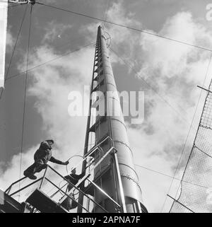 Nuova torre della televisione nel Wieringermeer, con l'ascensore sulla torre i lavoratori salgo Data: 3 agosto 1965 Parole Chiave: Operai, alberi Nome personale: Wieringermeer Foto Stock