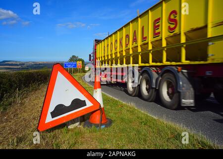 camion che passa segnale di avvertimento di strada accidentata / buche davanti a staxton hill yorkshire regno unito Foto Stock