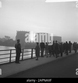 Comet Ikeya-Seki, scoperto l'8 settembre 1965 da astronomi amatoriali giapponesi Karou Ikeya e Tsutomu Seki, sarebbe visibile nel cielo Persone sul ponte vicino al Amstel stanno aspettando invano per diventare visibili della cometa Data: 21 ottobre 1965 Località: Amsterdam, Noord-Holland Parole Chiave: ponti, comete, pubblico Foto Stock