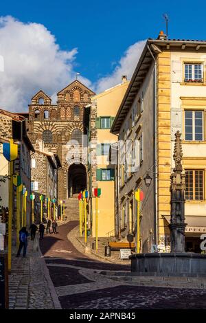 Facciata, Cattedrale dell'Annunciazione, punto di partenza di Via Podiensis, cammino di pellegrinaggio a Santiago de Compostela, le Puy en Velay Foto Stock