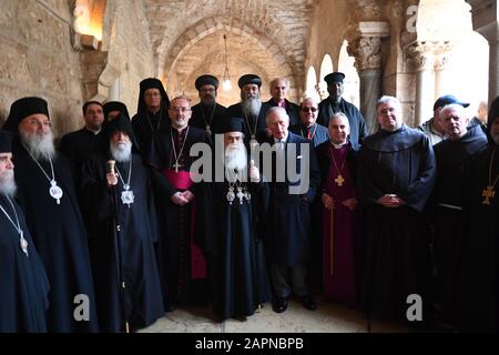 Il Principe di Galles (centro) durante una visita alla Chiesa della Natività a Betlemme il secondo giorno della sua visita in Israele e nei territori palestinesi occupati. Foto Stock