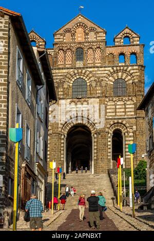 Facciata, Cattedrale dell'Annunciazione, punto di partenza di Via Podiensis, cammino di pellegrinaggio a Santiago de Compostela, le Puy en Velay Foto Stock