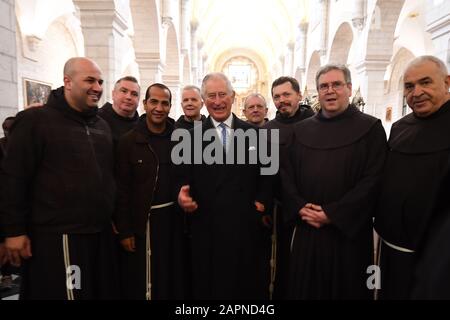 Il Principe di Galles (centro) durante una visita alla Chiesa della Natività a Betlemme il secondo giorno della sua visita in Israele e nei territori palestinesi occupati. Foto Stock