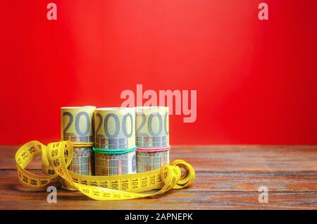 Euro fatture e metro a nastro. Il concetto di business e finanza. Analisi dei profitti e dei redditi. Capitale e budget. Risparmiare denaro. Pianificazione e gestione Foto Stock