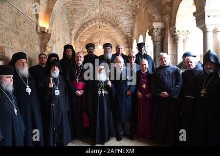 Il Principe di Galles (centro) durante una visita alla Chiesa della Natività a Betlemme il secondo giorno della sua visita in Israele e nei territori palestinesi occupati. Foto Stock