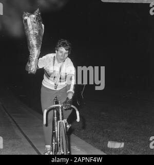 Campionati Mondiali Di Ciclismo. Russin Garkouchina campione del mondo inseguimento, round onorario in maglia arcobaleno Data: 24 Agosto 1967 Località: Amsterdam Parole Chiave: Ciclismo su pista, sport Nome personale: Garkouchina, Tamara Foto Stock