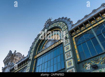 La facciata Belle Epoche della stazione ferroviaria di Bilbao-Concordia. Foto Stock
