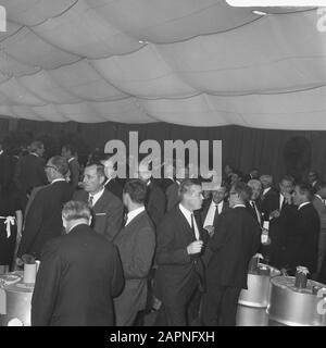 Apertura ufficiale di Prins Bernhard della raffineria Mobil Oil ad Amsterdam Reception in occasione della Data di apertura: 24 settembre 1968 Località: Amsterdam, Noord-Holland Parole Chiave: Ritratti di gruppo, ricevimenti Nome dell'istituzione: Mobil Oil Foto Stock