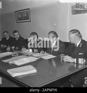 Karel Doorman ha venduto a Argentinie Schout a nac Iriart (a sinistra) e MR. W.M. Mast firma l'atto di trasferimento su min. Van Difesa della Marina Data: 14 ottobre 1968 Località: Den Haag, Zuid-Holland Parole Chiave: Trasferimenti, Segni, atti Nome personale: Iriart, Mast, W.M. Foto Stock