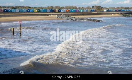 Onde ondulate e Beach Huts sulla Prpmenfade Southwold Regno Unito Foto Stock