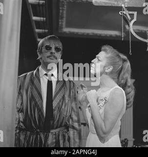 Emmy non lasciarti da solo, gioca AVRO TV Emmy (Ellen Vogel) con Ton Lensink come Wilbert Data: 31 ottobre 1968 Parole Chiave: Gioca Nome personale: Lensink, Ton, Bird, Ellen Foto Stock