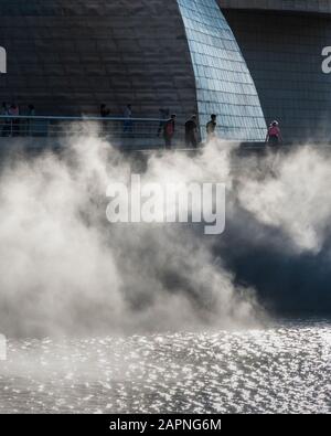 Fuori dal Museo Guggenheim di Bilbao, Spagna. Foto Stock