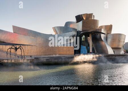 Maman, una gigantesca scultura di ragno al di fuori del Museo Guggenheim di Bilbao, Spagna. Foto Stock