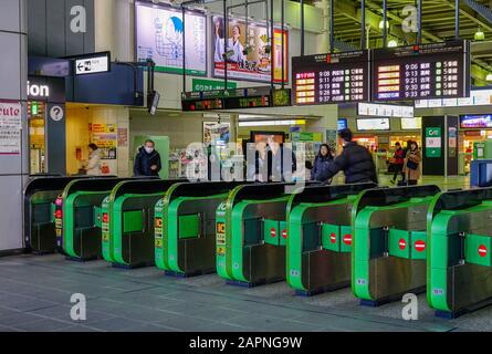 Tokyo, Giappone - 1 Gennaio 2016. Stazione ferroviaria JR di Tokyo, Giappone. I treni sono un modo molto conveniente per i visitatori di viaggiare in Giappone. Foto Stock