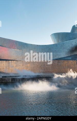Il rivestimento curvilineo in titanio all'esterno del Museo Guggenheim progettato da Frank Gehry. Foto Stock