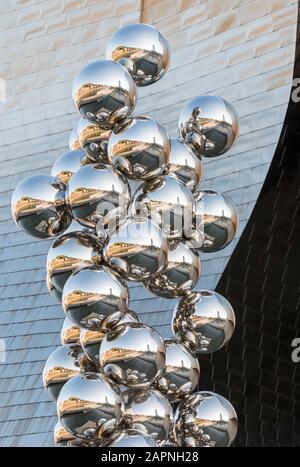 Silver Balls di Anish Kapoor fuori dal Museo d'Arte Guggenheim di Bilbao, Spagna. Foto Stock