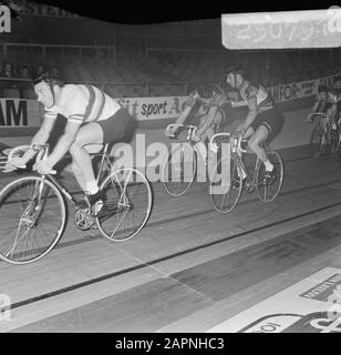 Sei giorni in bicicletta a RAI Amsterdam. Gerard Kool (a destra) e Piet de Wit change, Sigi Renz (h.l.) Data: 15 dicembre 1969 luogo: Amsterdam, Noord-Holland Parole Chiave: Ciclismo su pista, nome della persona di sei giorni: Cool, Gerard, Renz, Sigi, Wit, Piet de Foto Stock