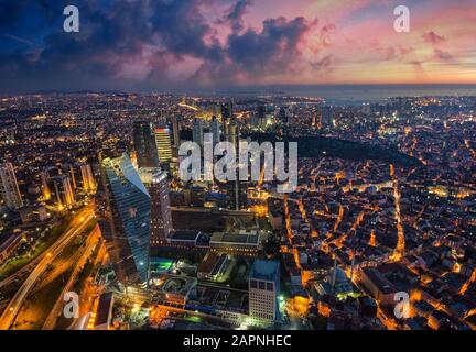 Veduta aerea notturna dalla torre Sapphire di Istanbul, Turchia Foto Stock