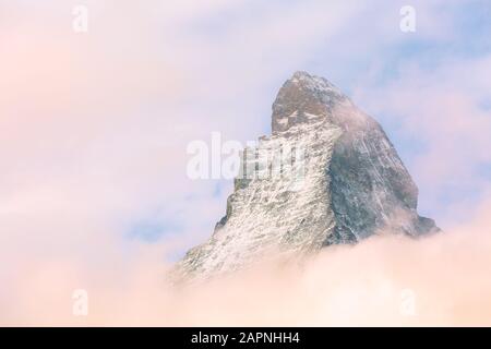 Cervino Snow mount peak close-up di nuvole e panorama alpino, Svizzera, Alpi Svizzere Foto Stock