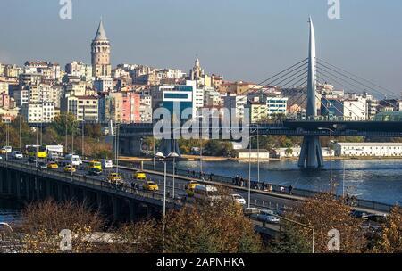 Istanbul, TURCHIA, 22 NOVEMBRE 2015: Ponte Ataturk, ponte della metropolitana vista panoramica con Torre Galata - Istanbul, Turchia Foto Stock