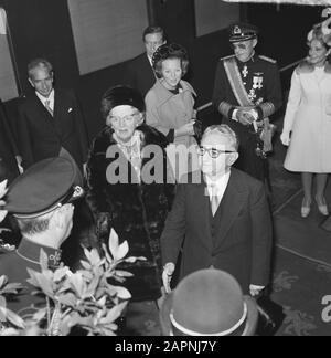 Visita di Stato il Presidente Leone d'Italia, il Presidente Leone e la moglie sono accolti alla Stazione Centrale di Amsterdam dalla coppia reale e Data: 23 ottobre 1973 Località: Amsterdam, Italia Parole Chiave: Presidenti, principi, principesse, visite di Stato, stazioni Nome personale: Beatrix, principessa, Claus, principe, Leone, Giovanni Foto Stock