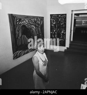 Mostra di arazzi moderni belgi ad arti et Amicitiae ad Amsterdam Mary Dambiermont ai suoi arazzi Data: 12 novembre 1973 luogo: Amsterdam, Noord-Holland Parole Chiave: Artisti visivi, mostre, arazzi Nome personale: Dambiermont, Mary Foto Stock