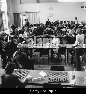 Torneo di scacchi per studenti di istruzione secondaria a Haarlem Panoramica dello spazio del torneo Data: 3 gennaio 1974 luogo: Haarlem, Noord-Holland Parole Chiave: Giocatori di scacchi, tornei di scacchi, scacchi, studenti di scuola Foto Stock
