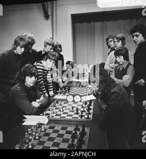 Torneo di scacchi per studenti di istruzione secondaria in Haarlem In Basso a sinistra Bert Warmerdam Data: 3 gennaio 1974 luogo: Haarlem, Noord-Holland Parole Chiave: Giocatori di scacchi, tornei di scacchi, Studenti di scacchi Nome personale: Warmerdam, Bert Foto Stock