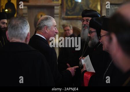 Il Principe di Galles (centro) durante una visita alla Chiesa della Natività a Betlemme il secondo giorno della sua visita in Israele e nei territori palestinesi occupati. Foto Stock