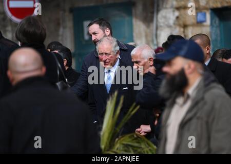 Il Principe di Galles (centro) durante una visita alla Chiesa della Natività a Betlemme il secondo giorno della sua visita in Israele e nei territori palestinesi occupati. Foto Stock