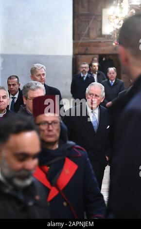 Il Principe di Galles (centro) durante una visita alla Chiesa della Natività a Betlemme il secondo giorno della sua visita in Israele e nei territori palestinesi occupati. Foto Stock