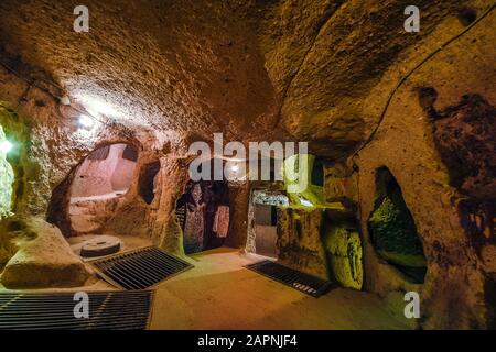 La città sotterranea di Kaymakli è contenuta all'interno della cittadella di Kaymakli nella regione centrale dell'Anatolia della Turchia. Metropolitana Kapadokia città Foto Stock