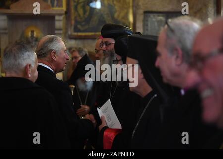 Il Principe di Galles (a sinistra) durante una visita alla Chiesa della Natività a Betlemme il secondo giorno della sua visita in Israele e nei territori palestinesi occupati. Foto Stock