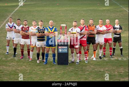 Capitani Di Club Da Sinistra A Destra Wakefield Trinity'S Jacob Miller, Toronto Wolfpack'S Josh Mccrone, Huddersfield Giants' Aidan Sezer, Catalans Dragons' Remi Casty, Leeds Rhinoos' Stevie Ward, Warrington Wolves' Chris Hill, Wigan Warriors' Sean O'Loughlin, Salford Red Devils' Lee Mossop, Hull Waurford' Wagers, Kingston, Michael Tigford Wagers' Wagers', Kingston James Roby Di St Helens, Danny Houghton Del Hull Fc Durante Il Lancio Della Super League Di Betfred Nel 2020 Presso Lo Stadio Emerald Headingley Di Leeds. Foto Stock