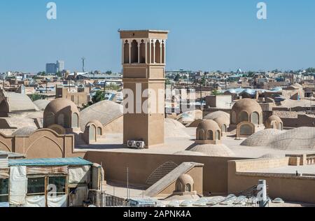 Wind catcher torre sulla città vecchia di Kashan città, capitale della contea di Kashan dell'Iran. Vista dal tetto del sultano Amir Ahmad Bathhouse Foto Stock