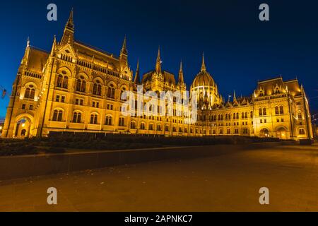 Budapest parlament al tramonto. Budapest parlament si trova sul Danubio a Budapest, Ungheria. Foto Stock