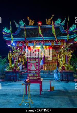 Adoratori tailandesi in un tempio a Phuket Thailandia durante il Festival vegetariano Foto Stock