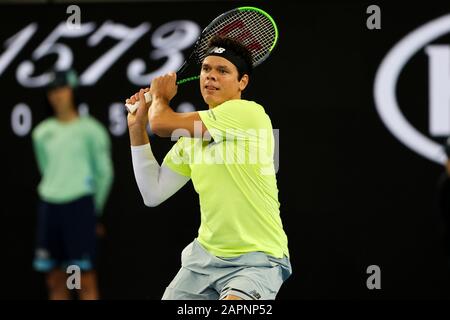 Melbourne, Australia. 24th Gen 2020. MILOS Raonic del Canada sconfisse Stefanos Tsitsipas di, Grecia., . a Melbourne Park, Melbourne, Australia il 24 gennaio 2020. Foto Di Peter Dovgan. Credit: Uk Sports Pics Ltd/Alamy Live News Foto Stock