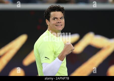 Melbourne, Australia. 24th Gen 2020. MILOS Raonic del Canada sconfisse Stefanos Tsitsipas di, Grecia., . a Melbourne Park, Melbourne, Australia il 24 gennaio 2020. Foto Di Peter Dovgan. Credit: Uk Sports Pics Ltd/Alamy Live News Foto Stock