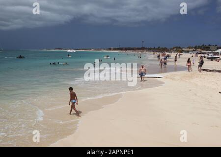 Varie attività sulla spiaggia, con sabbia bianca e acque cristalline su Santa Maria, Sal, Capo Verde Foto Stock