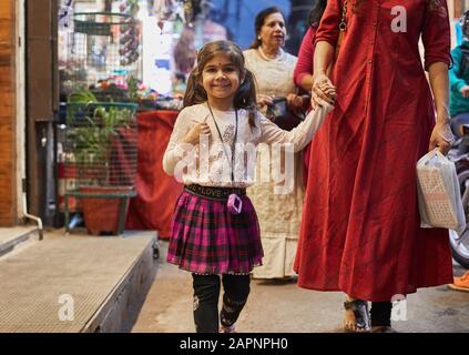 Shopping di madre e figlia al bazaar Foto Stock