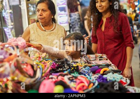 Famiglia di tre negozi al bazaar Foto Stock