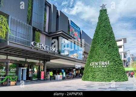 Thailandia, Phuket Patong, 1 gennaio 2020: Enorme albero di Natale verde vicino al centro commerciale centrale. Foto Stock